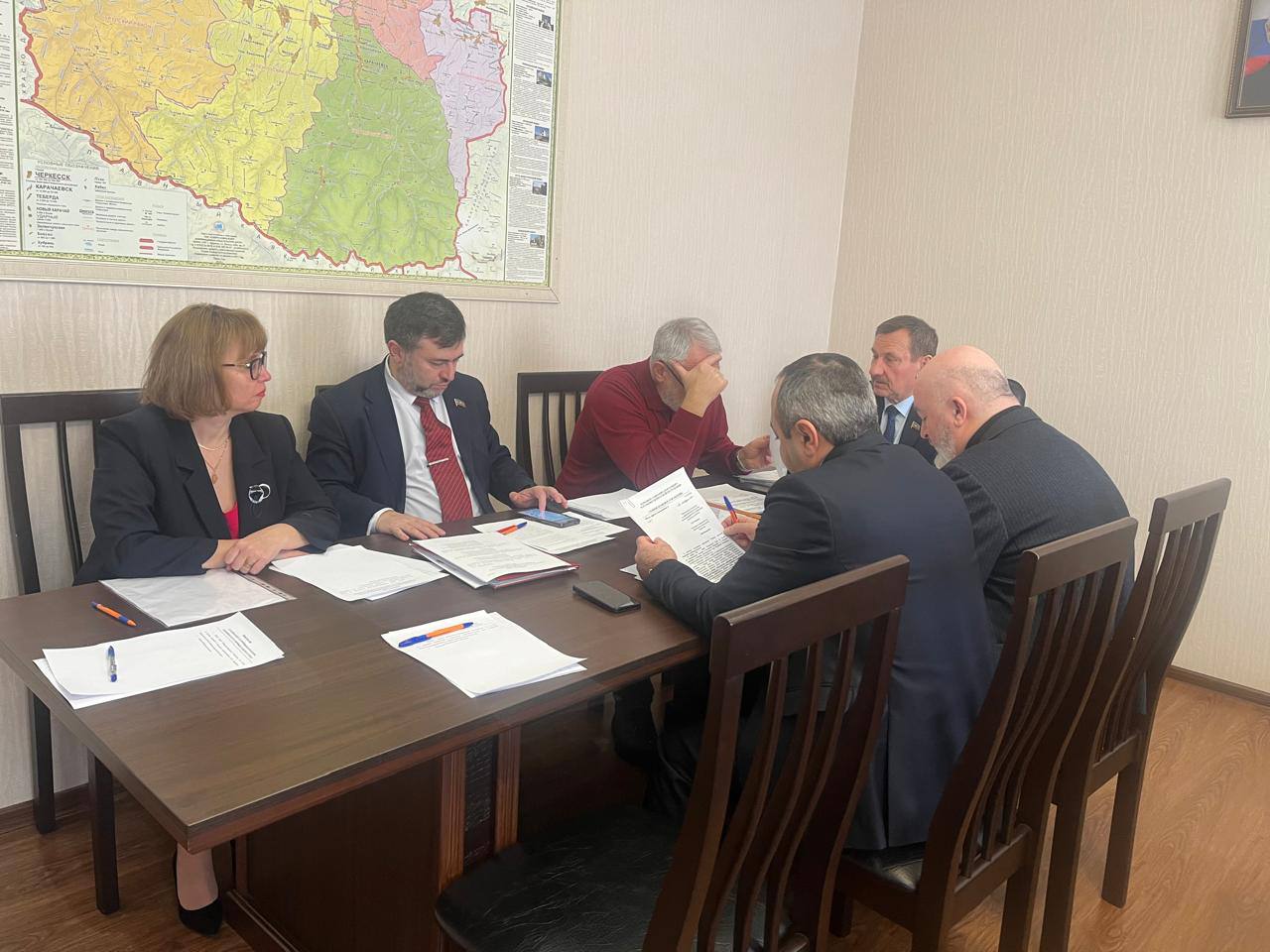 Председатель Общественной палаты Карачаево-Черкесии Елена Владимировна Ляшова приняла участие в обсуждении вопросов повестки сессии Комитетом по экономической политике Народного Собрания (Парламента) Карачаево-Черкесии