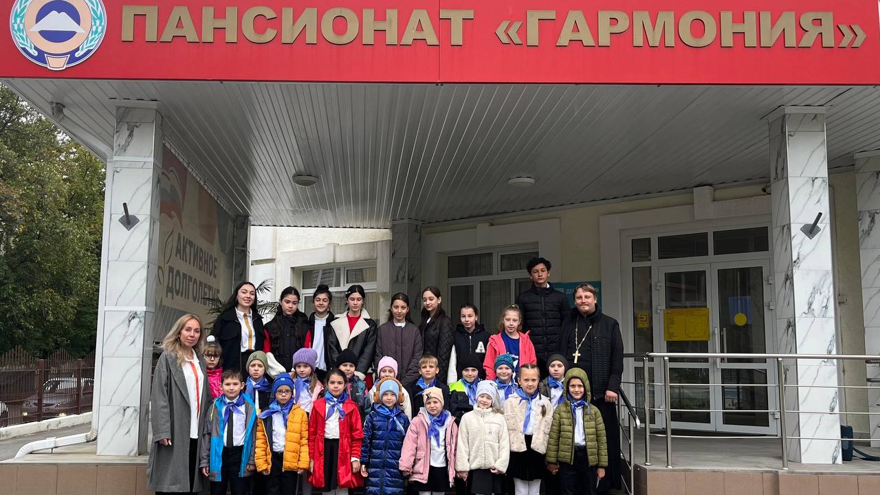 В преддверии Дня пожилого человека Председатель Общественной палаты Карачаево-Черкесии Елена Владимировна Ляшова совместно с учащимися Центра образования № 11 и священником Никольского собора Александром Гуриным посетили пансионат "Гармония"