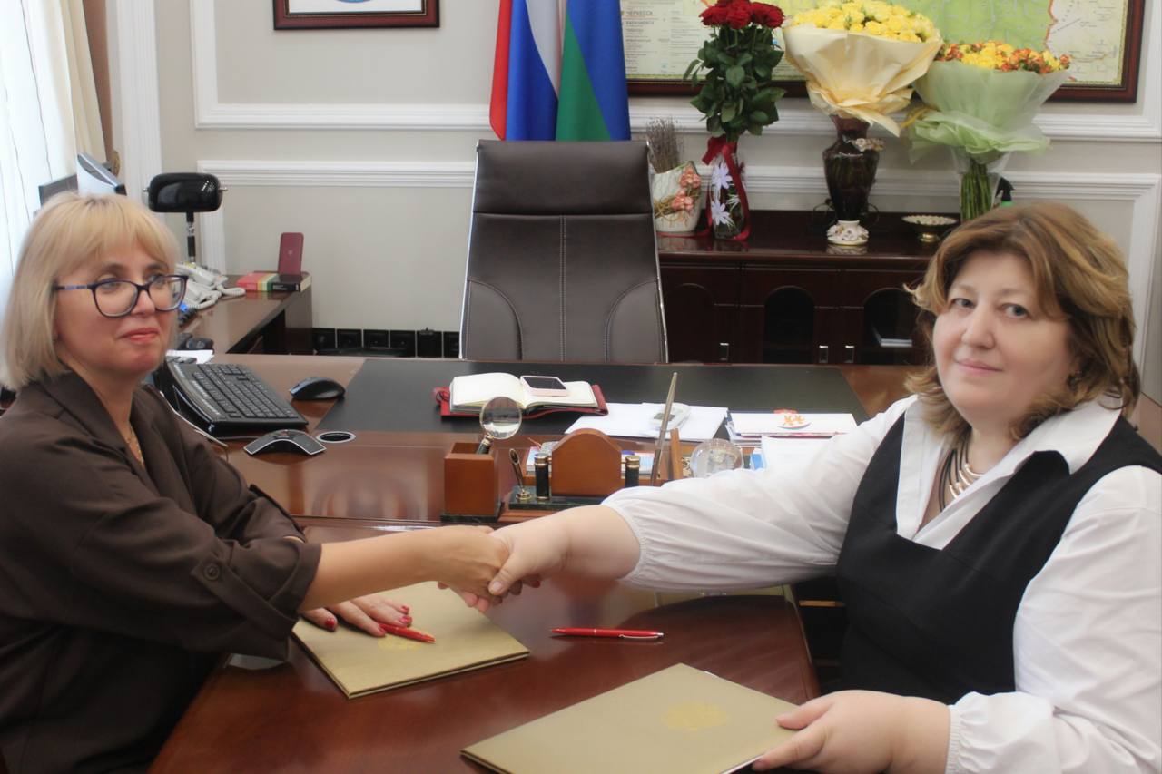 Председатель Общественной палаты КЧР Елена Владимировна Ляшова и Председатель Избирательной комиссии КЧР Лариса Хасанбиевна подписали Протокол о взаимодействии в рамках действующего Соглашения о сотрудничестве