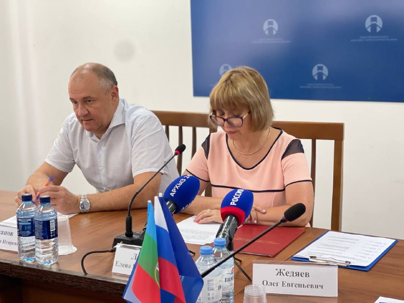 Подписание соглашения о сотрудничестве и взаимодействии между Общественной палатой Карачаево-Черкесской Республики и Региональными отделениями политических партий 