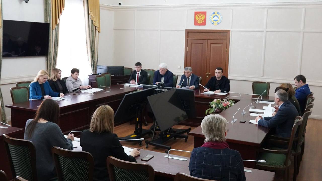 В Комитете Народного Собрания Карачаево-Черкесии по законодательству рассмотрели вопросы повестки сессии. Председатель Общественной палаты КЧР Елена Ляшова также приняла участие в обсуждении.