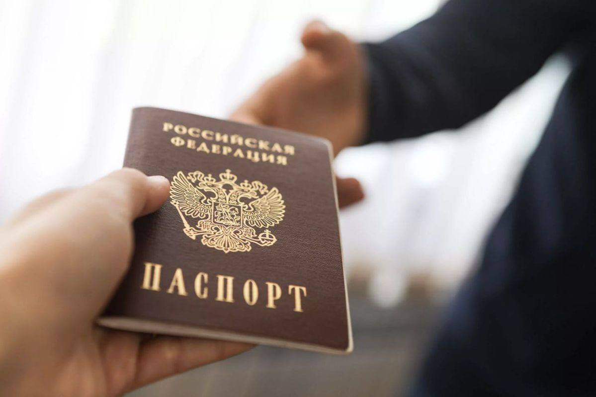 Паспорт - самый важный документ. Его впервые получают в 14 лет, а затем меняют в 20 и 45 лет. Но есть и другие причины для оформления нового удостоверения личности.